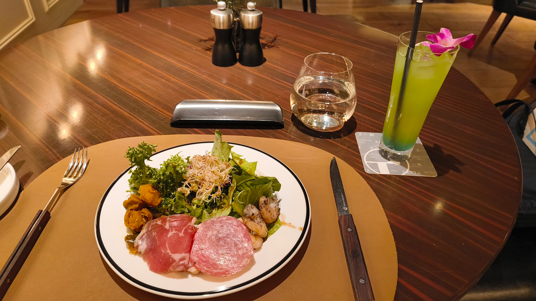 ヒルトン東京 メトロポリタングリル：フレッシュサラダバー / ノンアルコールカクテル(名称失念) 