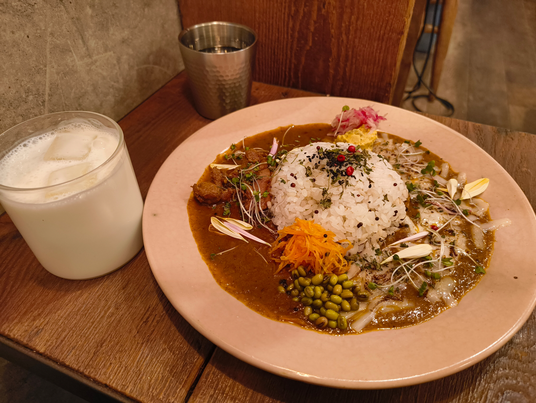 カレーの惑星:2種盛り(コク旨惑星チキンカレー/ 濃厚海老カレー・チーズトッピング) / ラッシー #青空ごはん部