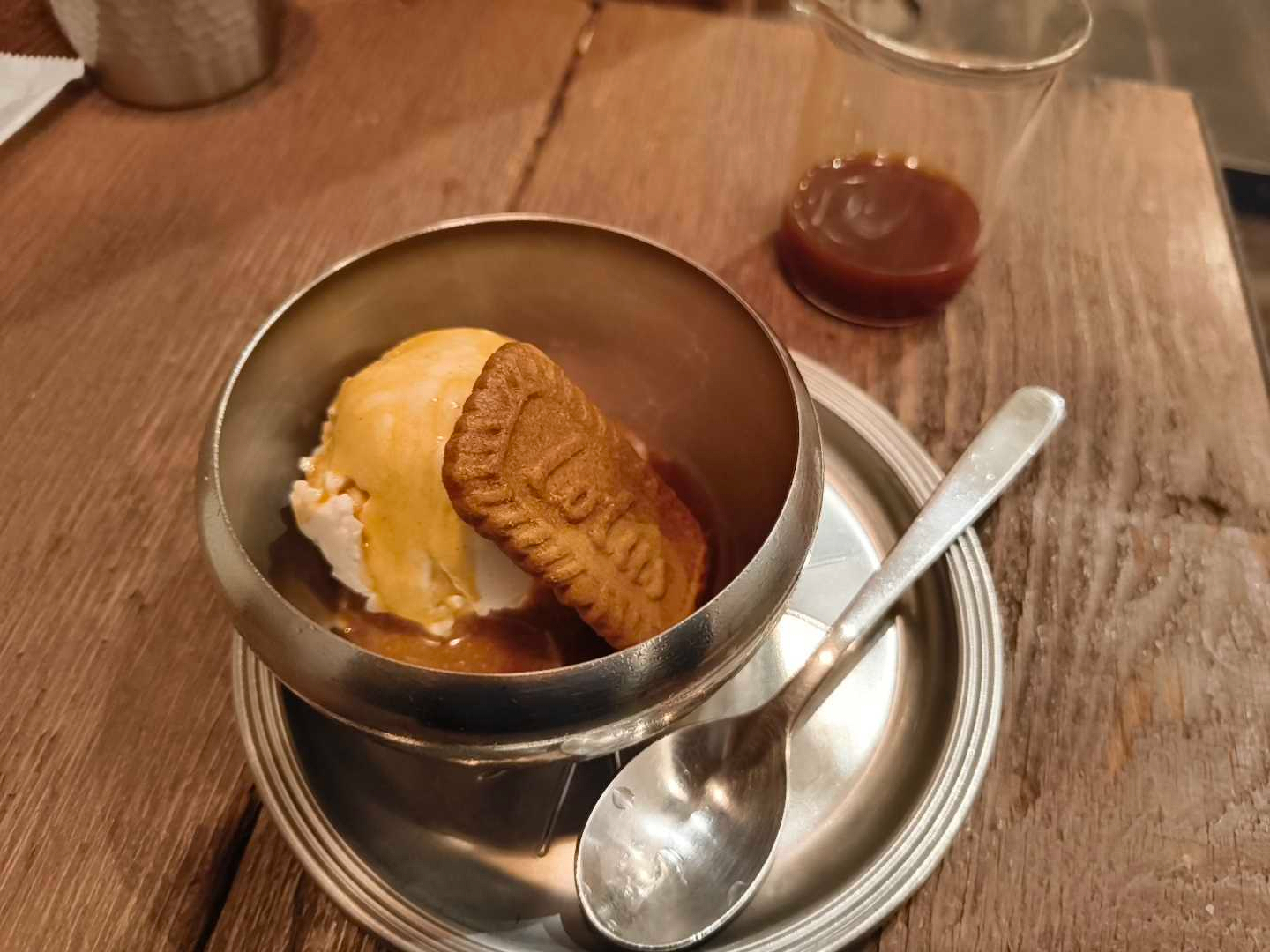 アイスクリームにチャイシロップをかけていただくスイーツ / メニュー名失念