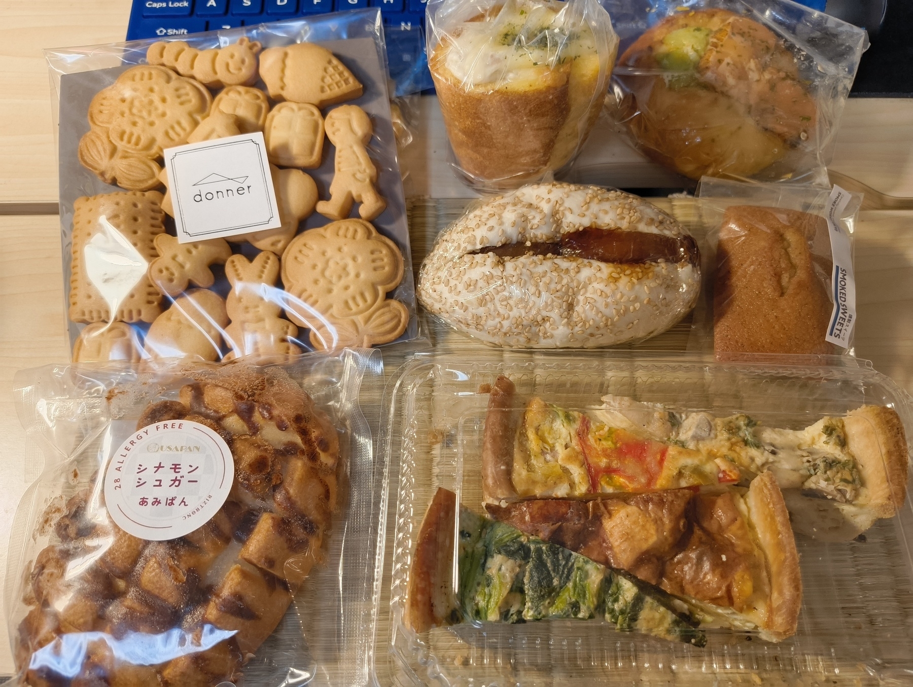 Auto-generated description: さまざまなパンやクッキーがテーブルの上に並んでいる。