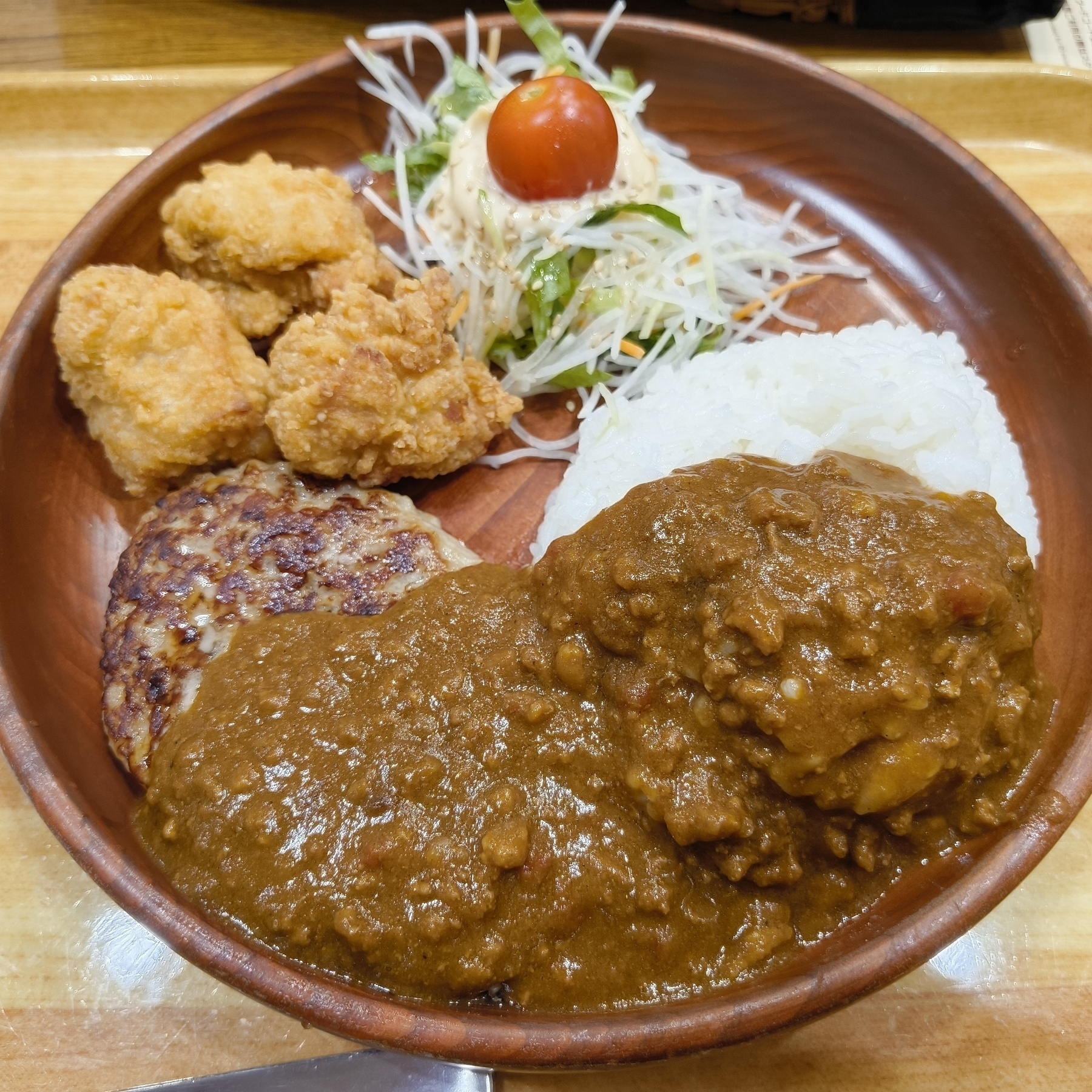 びっくりドンキー：カレーバーグ＆鶏唐揚げディッシュ　#青空ごはん部