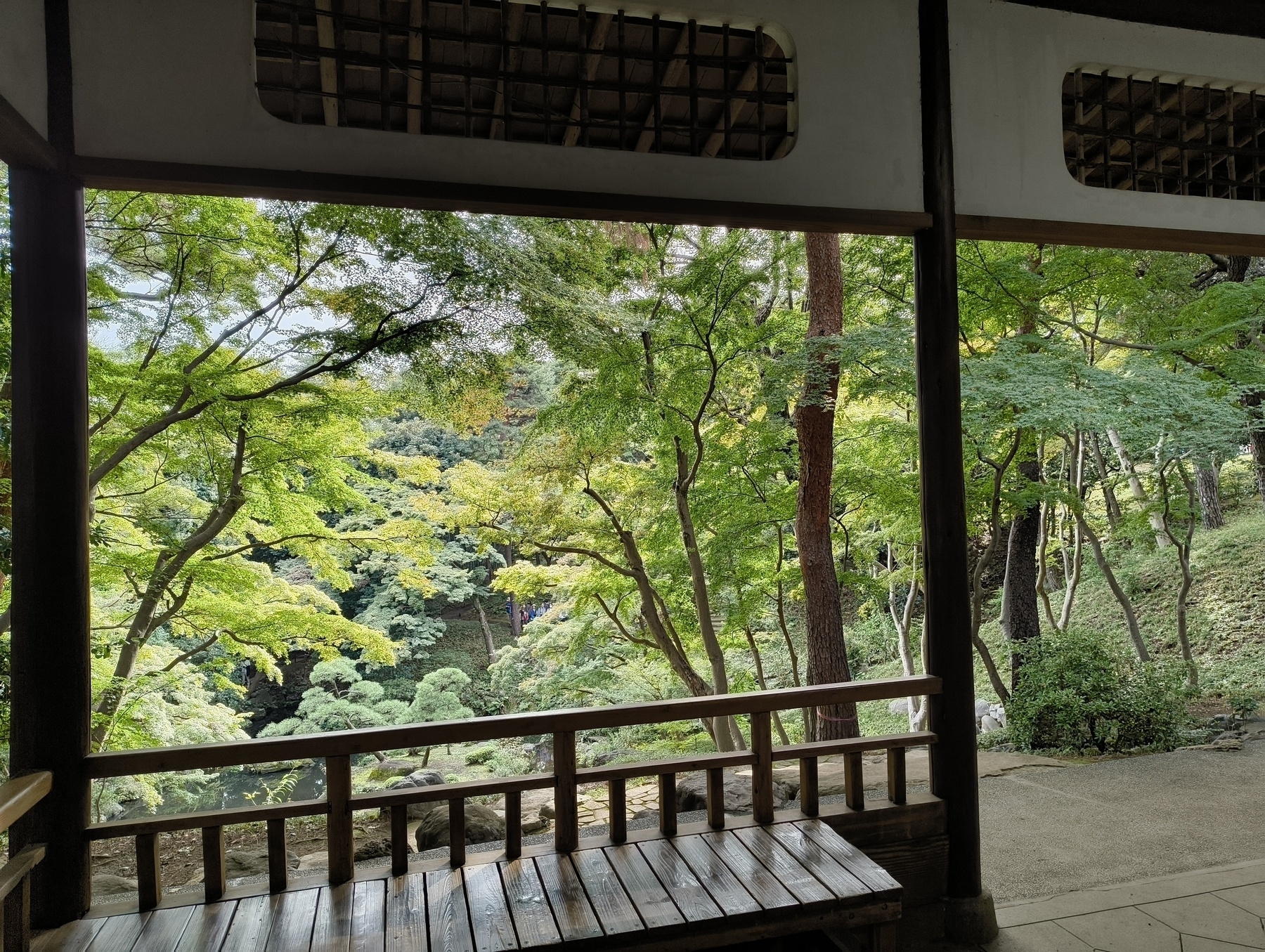 Auto-generated description: 日本庭園を望む木造の縁側の景色。