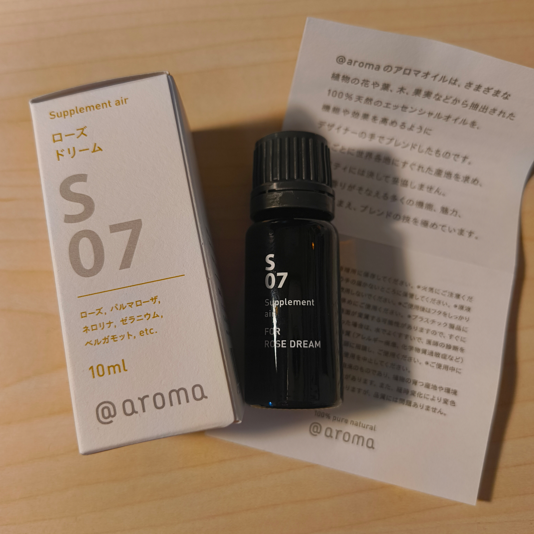 Auto-generated description: ローズドリームのアロマオイルボトルとその外箱、説明書があります。