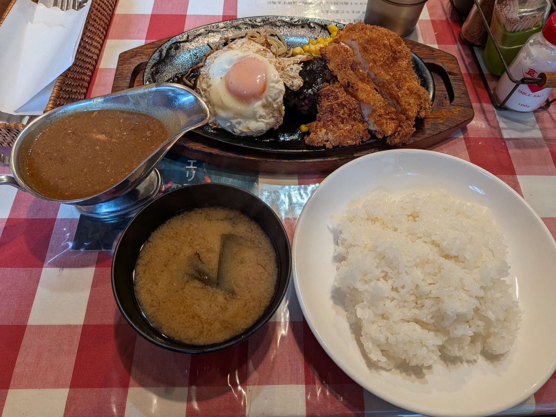 キッチン ドナルド：ハンバーグステーキたまごのせに若鶏のカツレツトッピング / カレーポット　#青空ごはん部