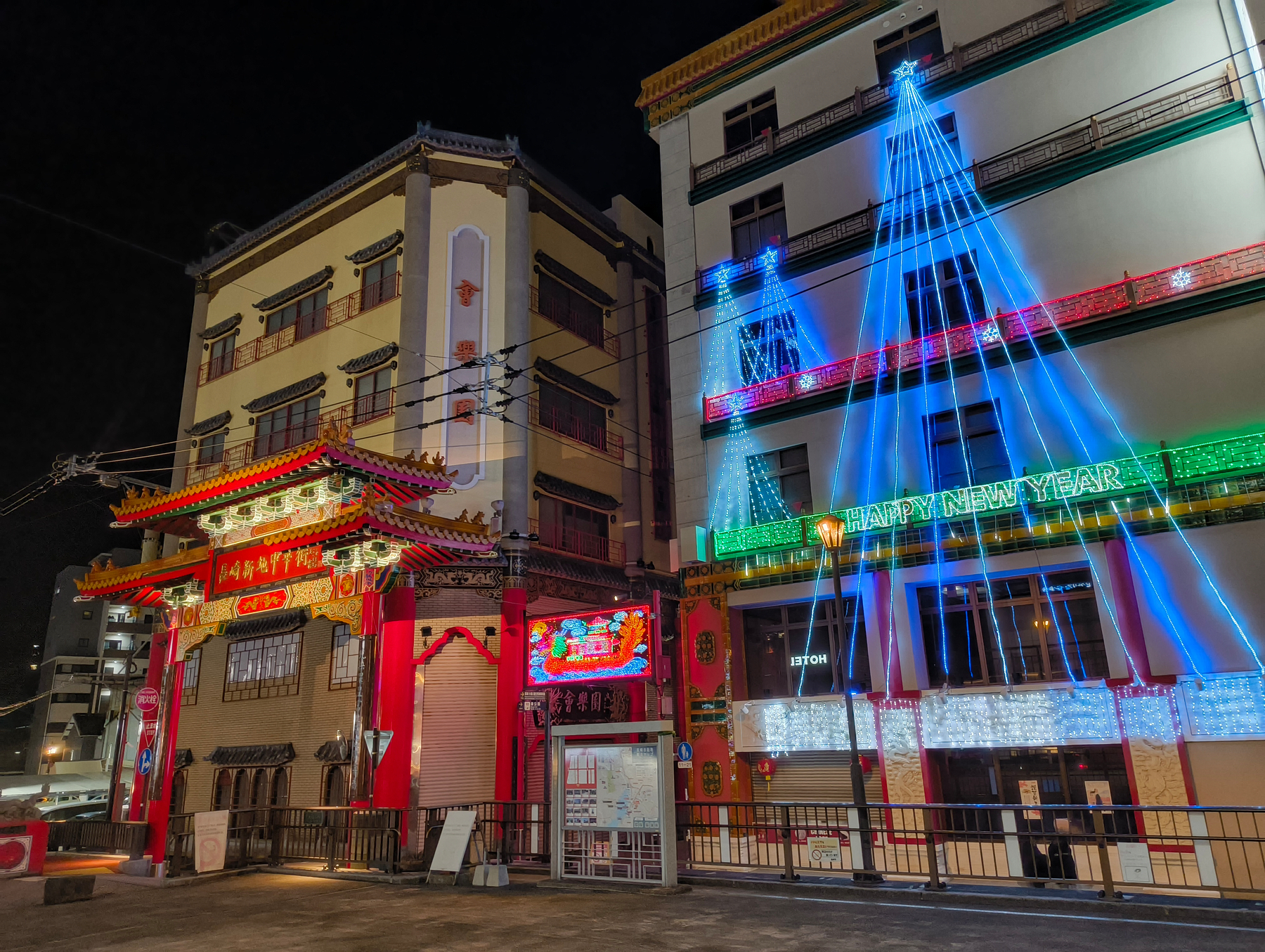 長崎新地中華街の建物がライトアップされ、新年を祝う装飾が施されています。