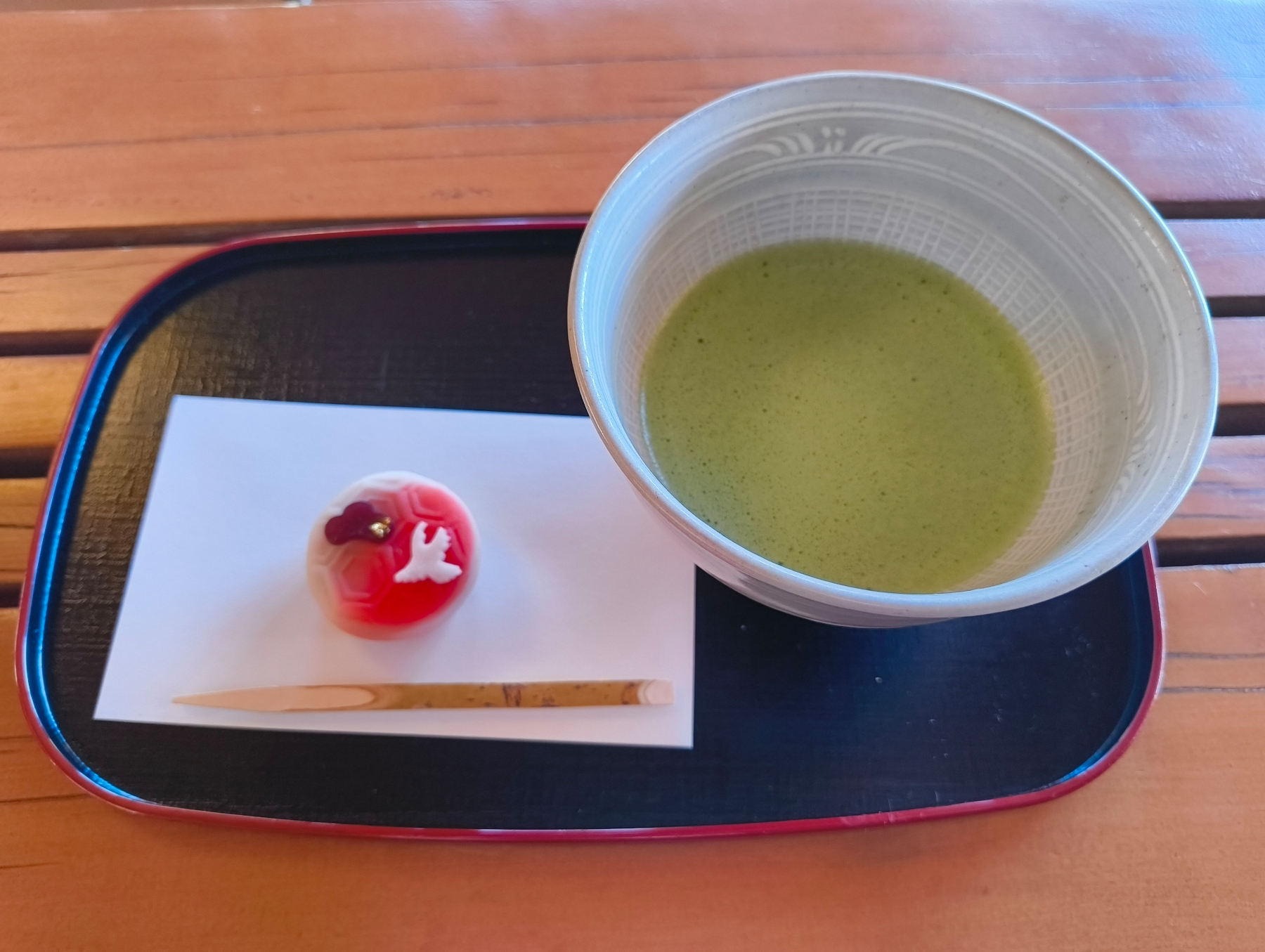 Auto-generated description: 抹茶と練切が小さなトレーに置かれている。