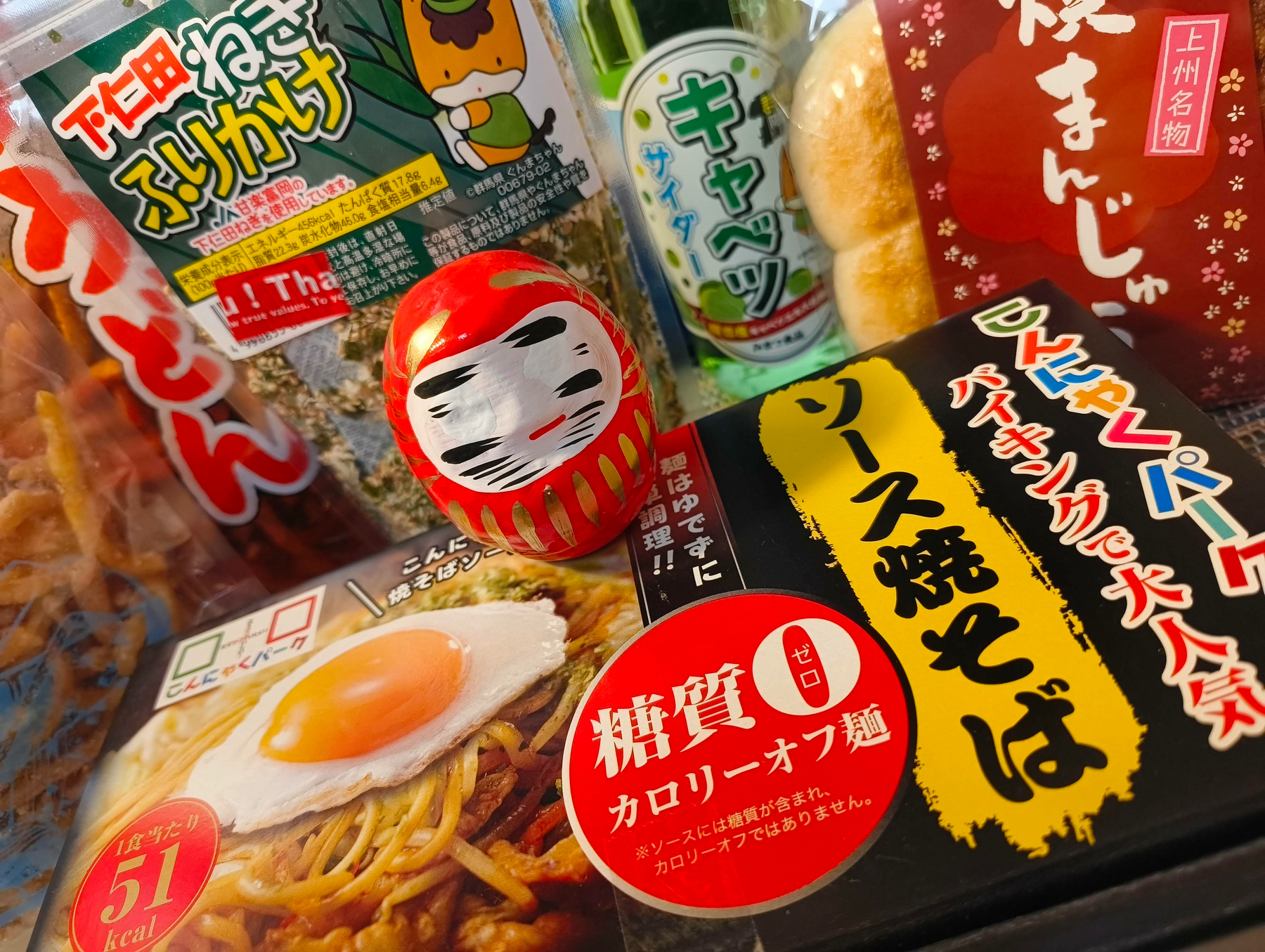 Auto-generated description: さまざまな食品がテーブルに並んでいる。