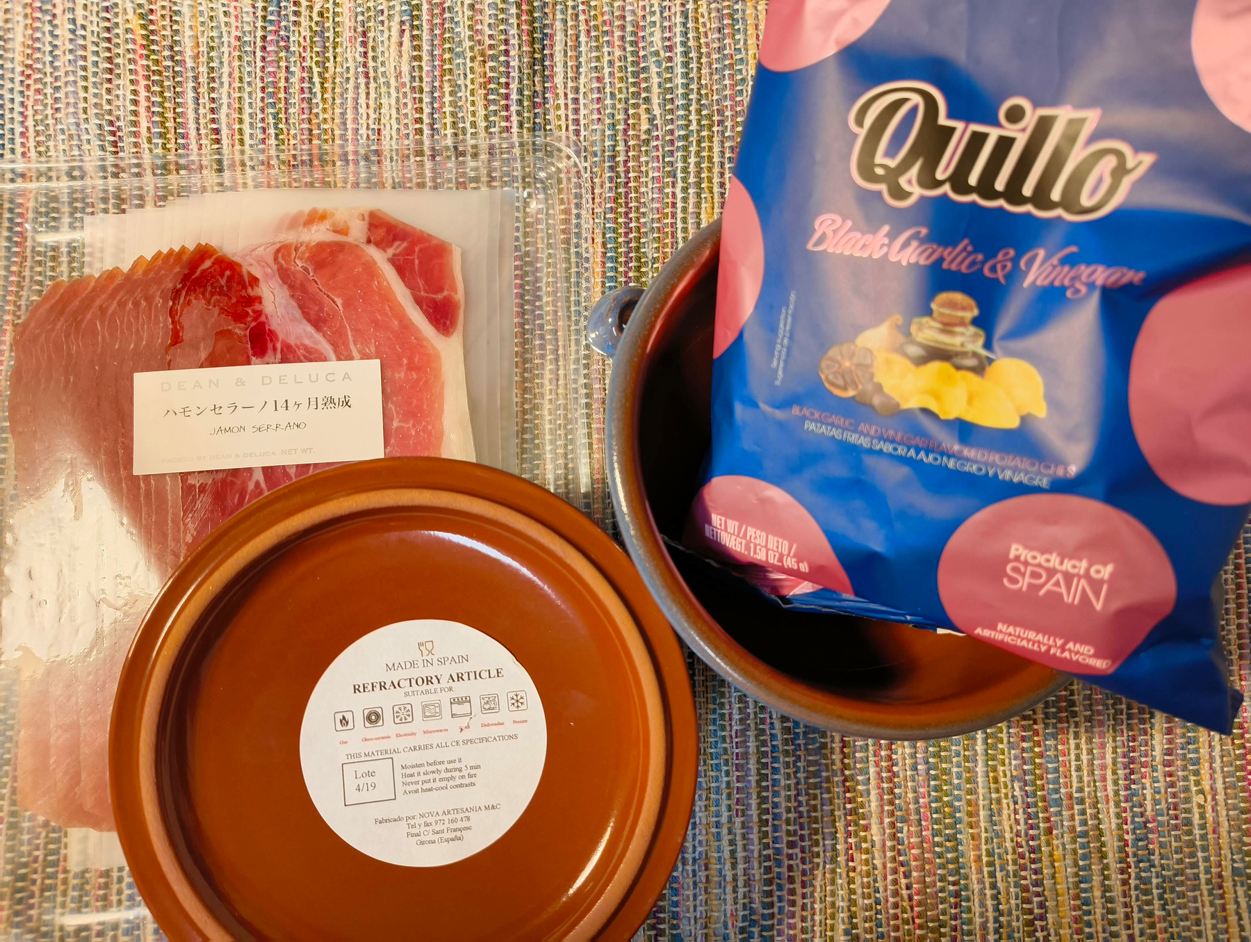 スペイン産のポテトチップスとハム、蓋付きの陶器の皿が並んでいます。