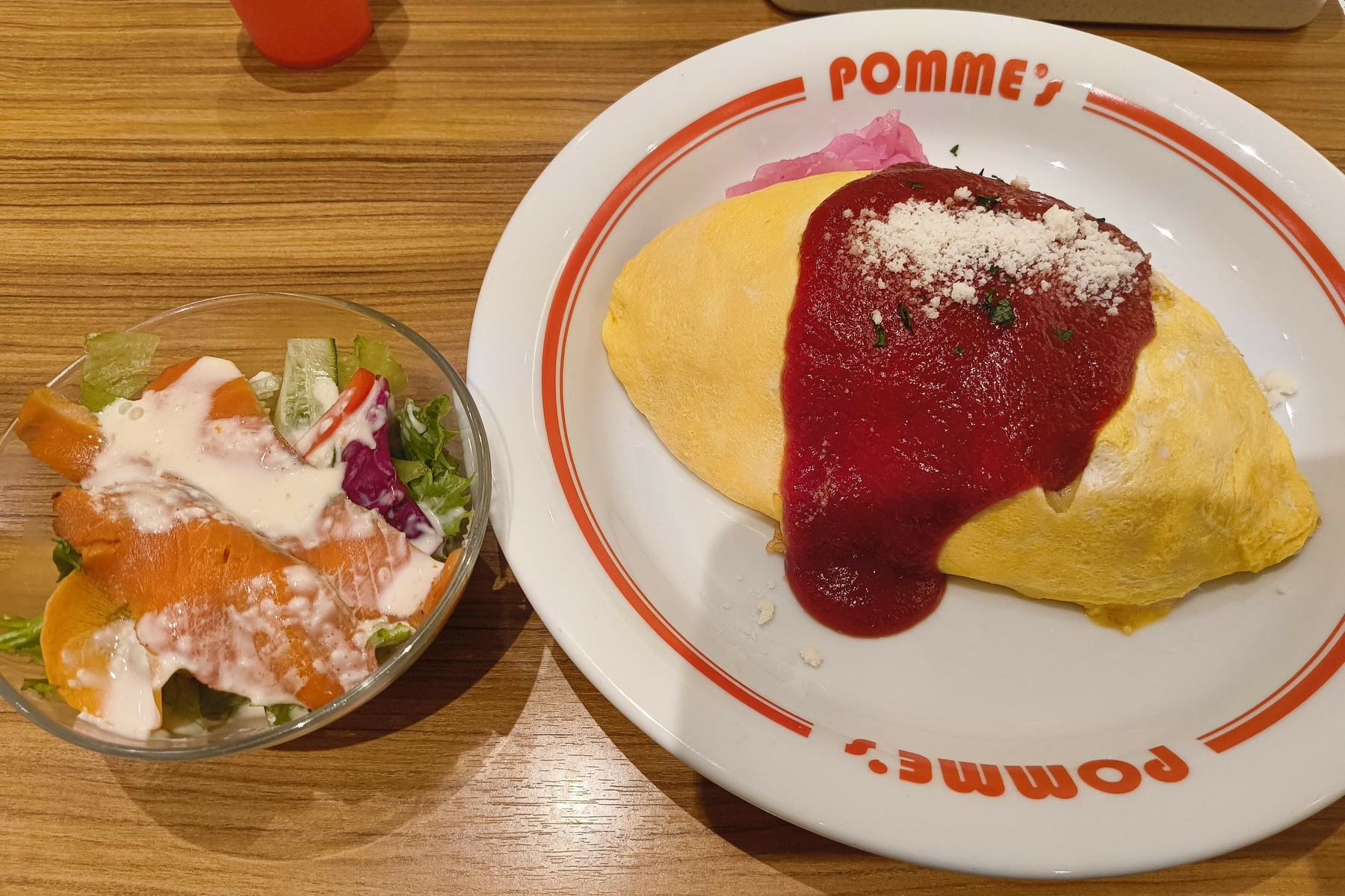 ポムの樹：チーズイン ケチャップオムライス / サーモンミニサラダ