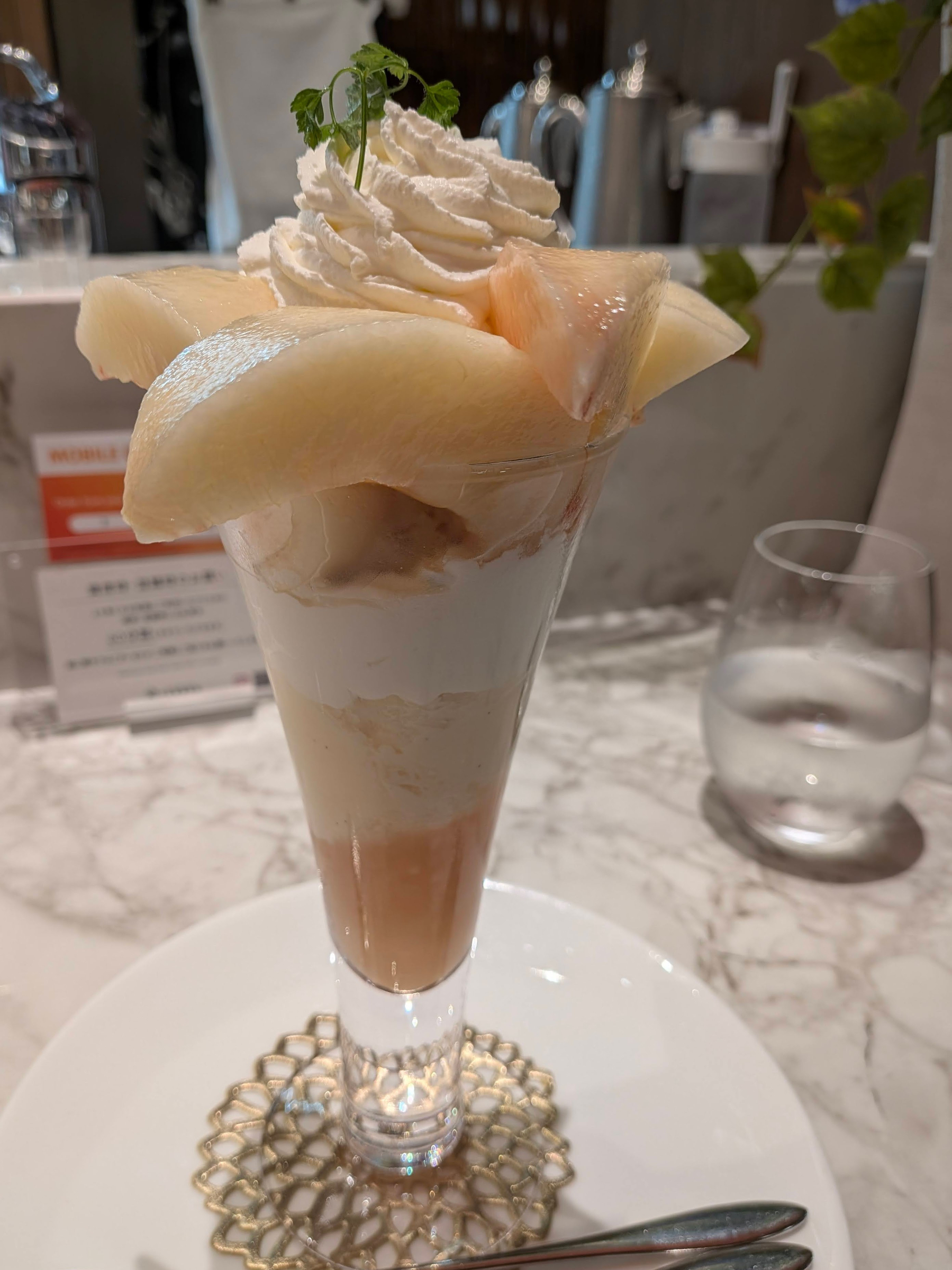 千疋屋総本店：ピーチパフェ　#青空ごはん部