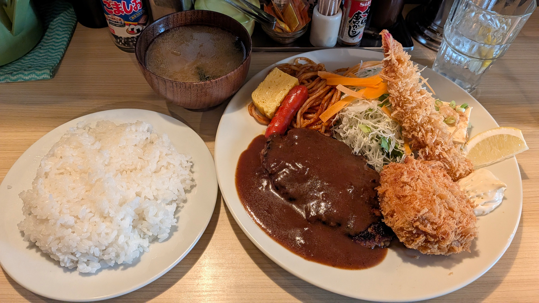 洋食 キッチンR：3品盛り合わせ定食（デミハンバーグ・エビフライ・グラタンコロッケ）　#青空ごはん部